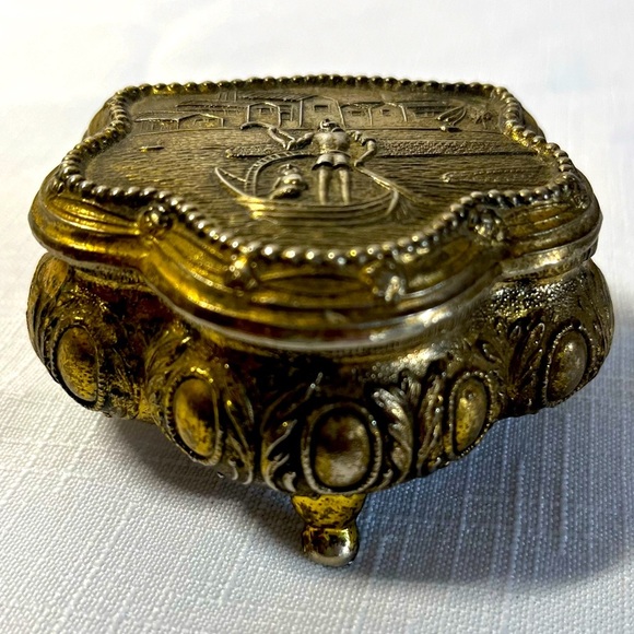 Vintage Elegant Decorative trinket Box - Picture 1 of 4